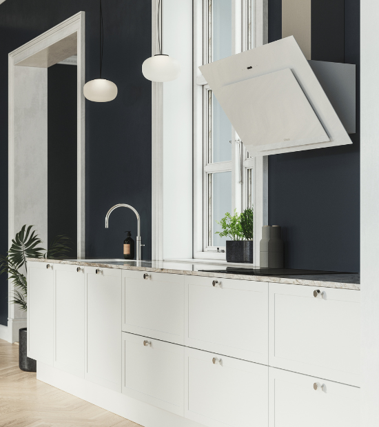 hvidt køkken fra Designas Classic kollektion og med en hvid emhætte fra Siemens