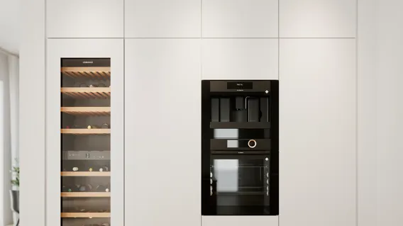 Nature by Designa køkken i rustik natur eg og Silk by Designa i hvid